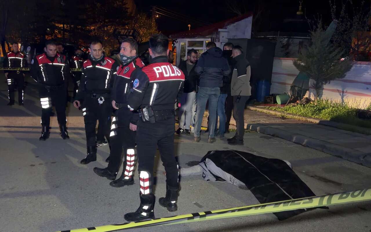 2 çocuk babası adam, cami önünde başından vurulmuş halde ölü bulundu 3